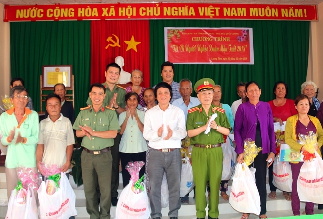 Ấm áp tình Xuân với bà con nghèo vùng đất Hậu Giang - Ảnh minh hoạ 9