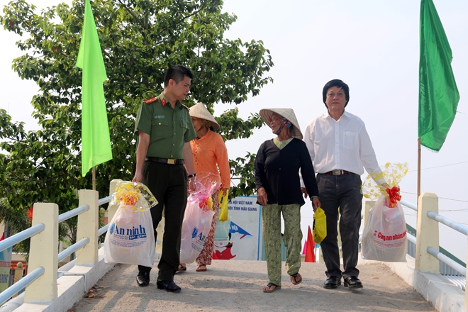 Ấm áp tình Xuân với bà con nghèo vùng đất Hậu Giang - Ảnh minh hoạ 7