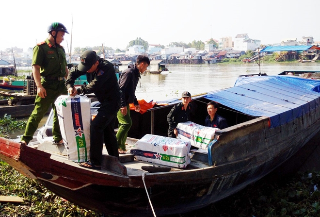 Thưởng nóng lực lượng Cảnh sát kinh tế tỉnh An Giang bắt lô thuốc lá lậu - Ảnh minh hoạ 2