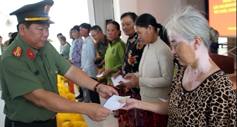 Công an TP Cần Thơ thăm, tặng quà cho bà con dân tộc Khmer