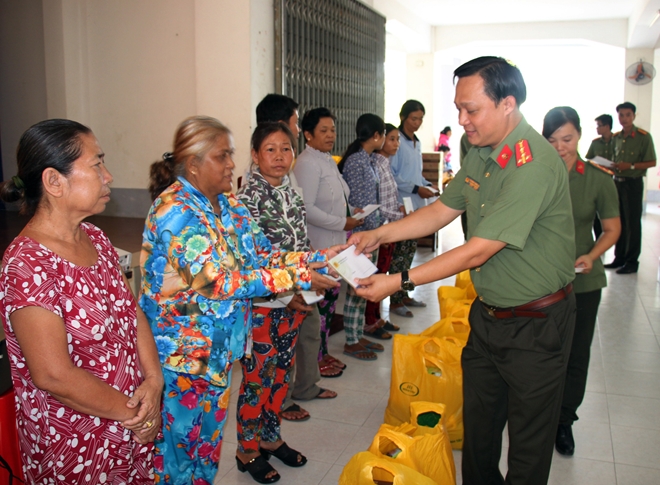 Công an TP Cần Thơ thăm, tặng quà cho bà con dân tộc Khmer - Ảnh minh hoạ 3