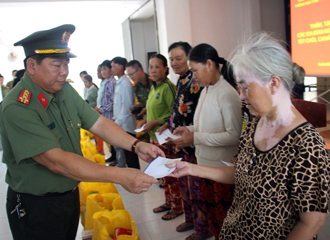 Công an TP Cần Thơ thăm, tặng quà cho bà con dân tộc Khmer