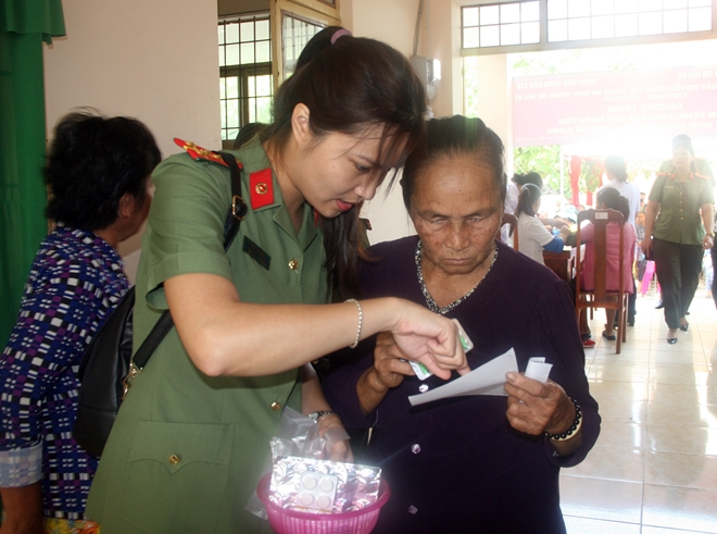 Cục An ninh Chính nội bộ, BV Nhân dân 115 tặng quà người dân nghèo - Ảnh minh hoạ 4