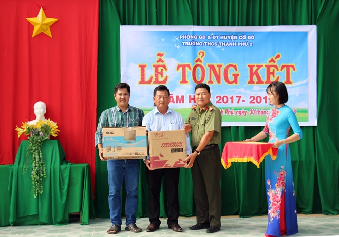 Báo CAND trao tặng máy vi tính cho học sinh vùng nông thôn