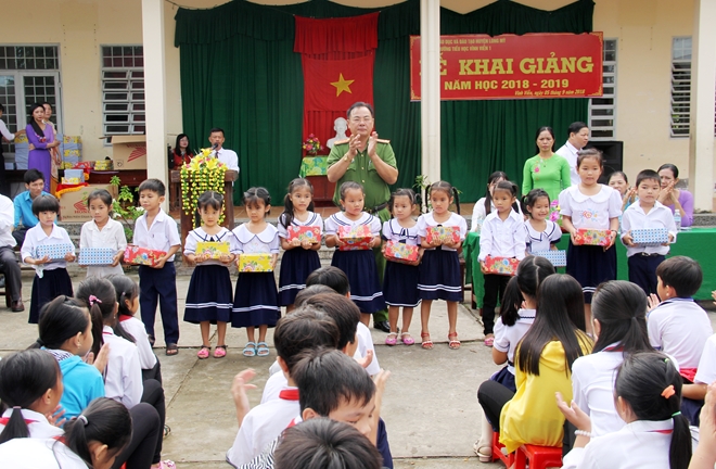 Báo CAND cùng Công an tỉnh Hậu Giang tặng tập cho học sinh vùng sâu