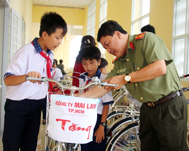 Báo CAND và Công ty Mai Lam, tặng xe đạp cho học sinh nghèo hiếu học - Ảnh minh hoạ 5