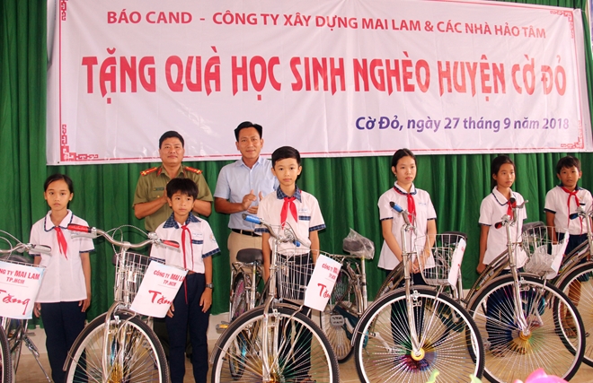 Báo CAND và Công ty Mai Lam, tặng xe đạp cho học sinh nghèo hiếu học