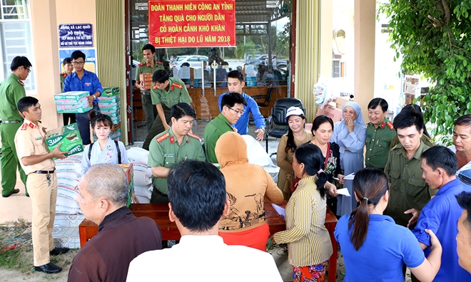 Tặng 400 phần quà cho bà con nghèo vùng lũ biên giới An Giang - Ảnh minh hoạ 3