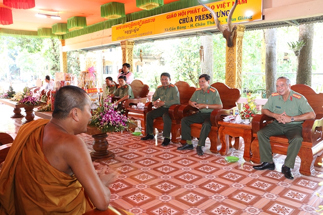 Công an tỉnh An Giang thăm, tặng quà các chùa Khmer