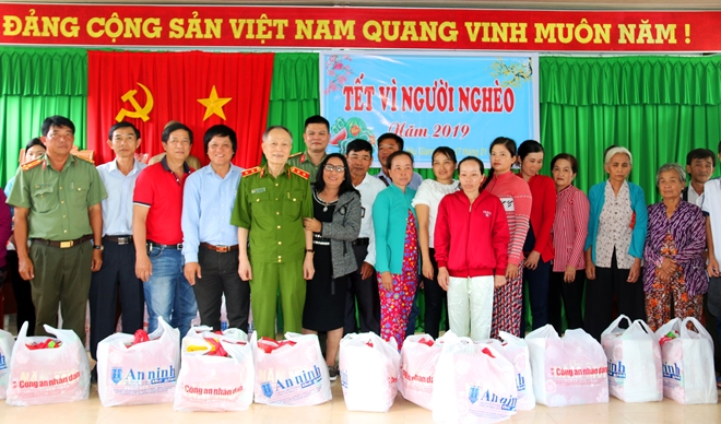 Mang sắc xuân đến với bà con khó khăn vùng Tây Nam bộ - Ảnh minh hoạ 6