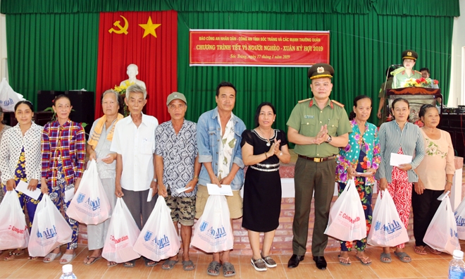 Mang sắc xuân đến với bà con khó khăn vùng Tây Nam bộ - Ảnh minh hoạ 11