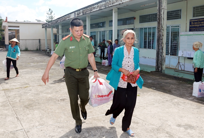 Mang sắc xuân đến với bà con khó khăn vùng Tây Nam bộ - Ảnh minh hoạ 8