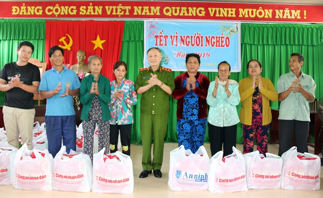 Mang sắc xuân đến với bà con khó khăn vùng Tây Nam bộ - Ảnh minh hoạ 2