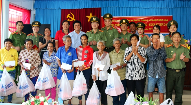 Mang sắc xuân đến với bà con khó khăn vùng Tây Nam bộ - Ảnh minh hoạ 19