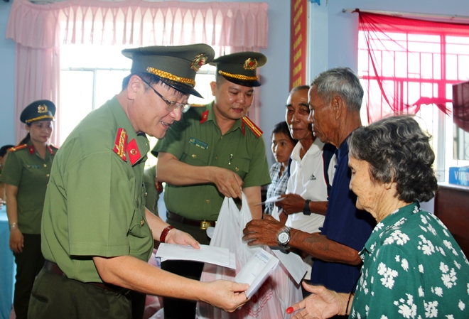 Mang sắc xuân đến với bà con khó khăn vùng Tây Nam bộ - Ảnh minh hoạ 17