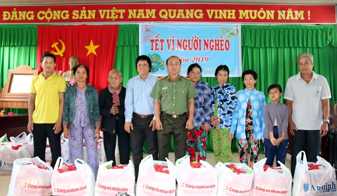 Mang sắc xuân đến với bà con khó khăn vùng Tây Nam bộ - Ảnh minh hoạ 5