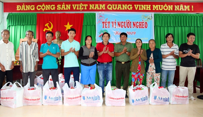 Mang sắc xuân đến với bà con khó khăn vùng Tây Nam bộ - Ảnh minh hoạ 4