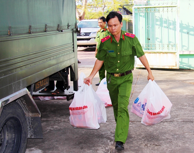 Mang sắc xuân đến với bà con khó khăn vùng Tây Nam bộ - Ảnh minh hoạ 15