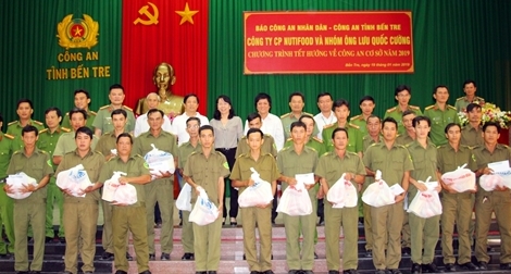 Báo CAND cùng Mạnh thường quân trao tặng quà Tết cho Công an viên khó khăn