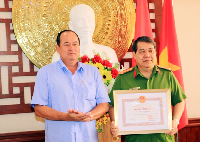 Bộ Công an khen thưởng Ban Chuyên án bóc gỡ thành công đường dây mua bán ma túy lớn nhất Tây Nam Bộ - Ảnh minh hoạ 2