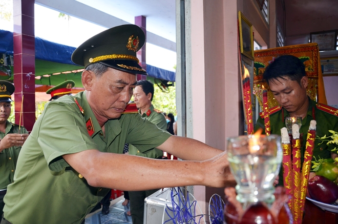 Thiếu tướng Nguyễn Văn Hoàng - Giám đốc Công an tỉnh Bến Tre thắp hương cho anh Vũ tại lễ tan.g. 
