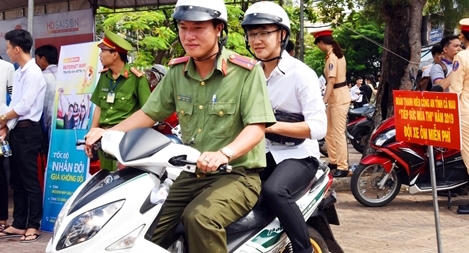 Công an tỉnh Cà Mau thành lập đội xe ôm tiếp sức mùa thi