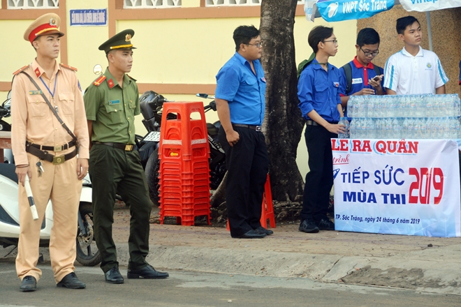 Tuổi trẻ Công an Sóc Trăng, Bạc Liêu phát nước, cơm miễn phí cho sĩ tử - Ảnh minh hoạ 3