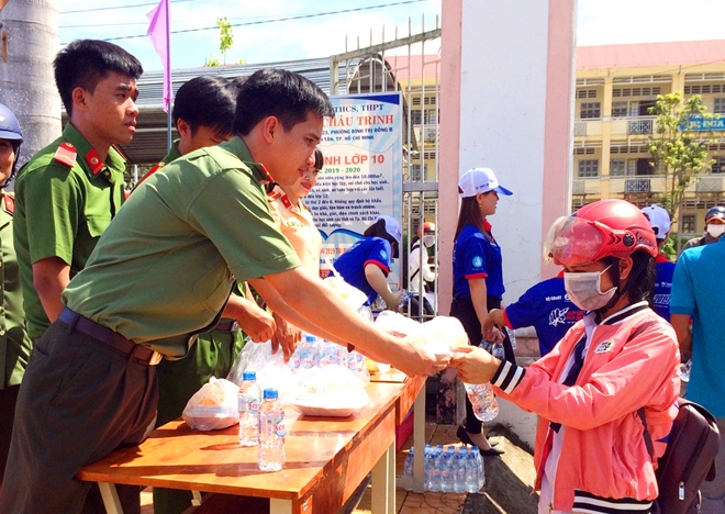 Tuổi trẻ Công an Sóc Trăng, Bạc Liêu phát nước, cơm miễn phí cho sĩ tử - Ảnh minh hoạ 4