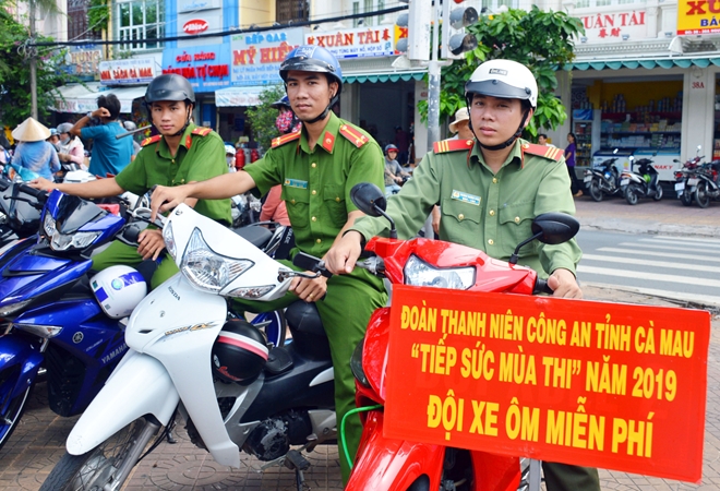 Công an tỉnh Cà Mau thành lập đội xe ôm tiếp sức mùa thi