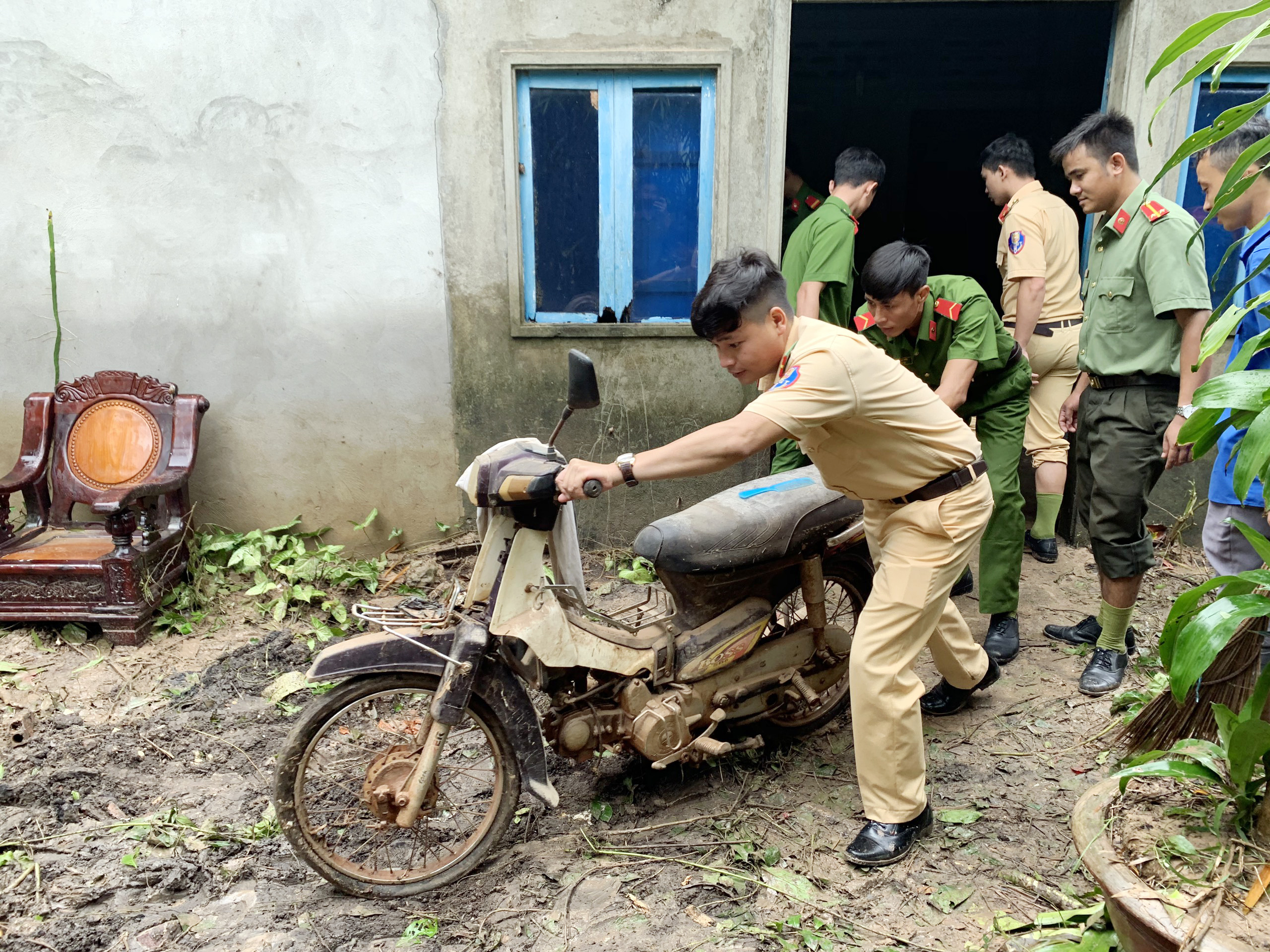 Công an Phú Quốc giúp dân ổn định cuộc sống sau trận ngập lịch sử