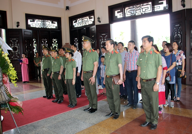 Báo CAND dâng hương tưởng niệm cố Chủ tịch Hội đồng Bộ trưởng Phạm Hùng - Ảnh minh hoạ 5