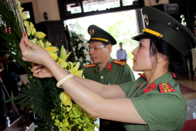 Báo CAND dâng hương tưởng niệm cố Chủ tịch Hội đồng Bộ trưởng Phạm Hùng