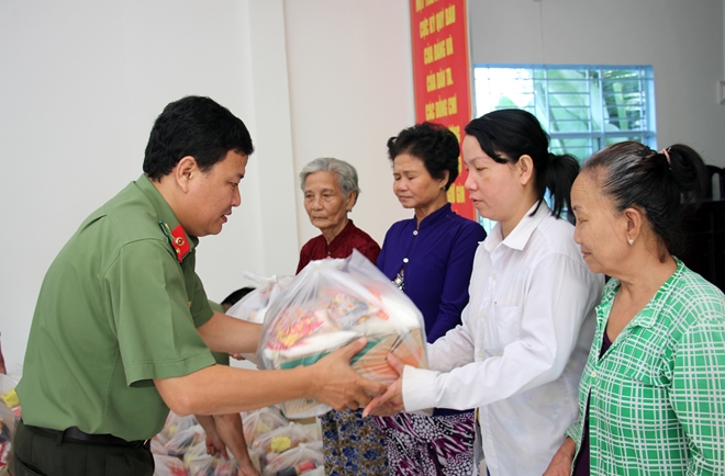 Bà con Mái Dầm, Phú Hữu vui mừng nhận quà chương trình “Tết vì người nghèo”