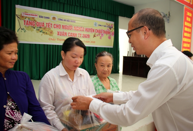 Bà con Mái Dầm, Phú Hữu vui mừng nhận quà chương trình “Tết vì người nghèo” - Ảnh minh hoạ 10