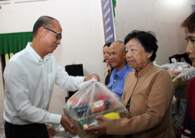Bà con Mái Dầm, Phú Hữu vui mừng nhận quà chương trình “Tết vì người nghèo” - Ảnh minh hoạ 2