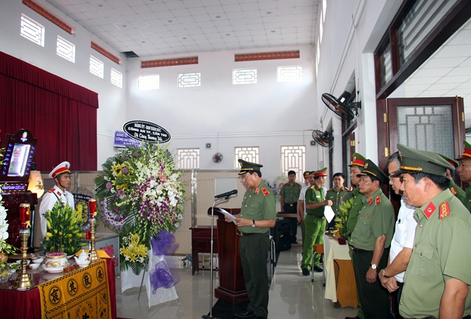 Thăng cấp bậc hàm từ Đại úy lên Thiếu tá cho đồng chí Nguyễn Thanh Hải