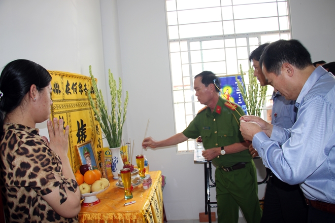 Thăm hỏi, động viên gia đình Thiếu tá Nguyễn Thanh Hải - Ảnh minh hoạ 3