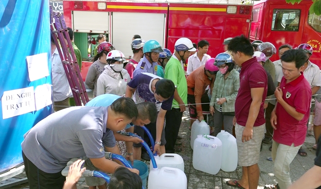 Cảnh sát PCCC chở nước ngọt ứng cứu người dân vùng hạn mặn - Ảnh minh hoạ 2
