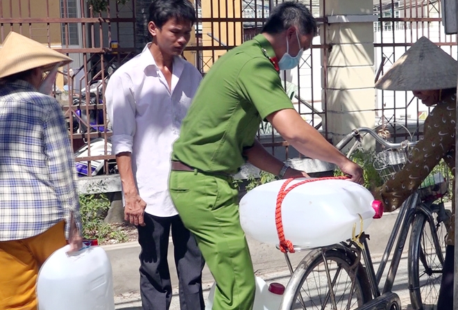 Cảnh sát PCCC chở nước ngọt ứng cứu người dân vùng hạn mặn - Ảnh minh hoạ 5