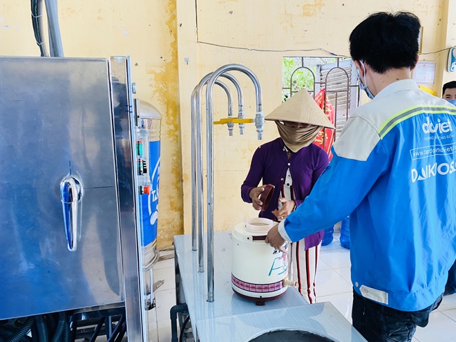 Trao tặng hệ thống máy lọc nước nhiễm mặn tại Trà Vinh và Sóc Trăng