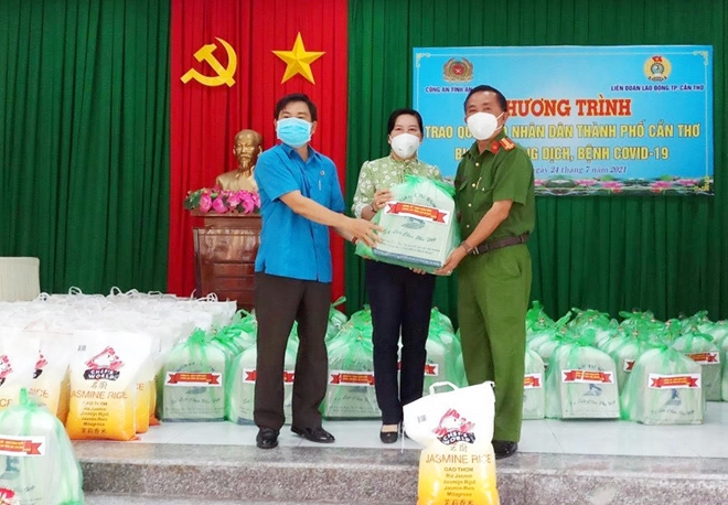 Công an tỉnh An Giang hỗ trợ 1.000 phần quà cho các khu cách ly
