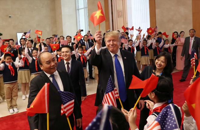 Tổng thống Trump gây sốt mạng với lá cờ Việt Nam trên tay