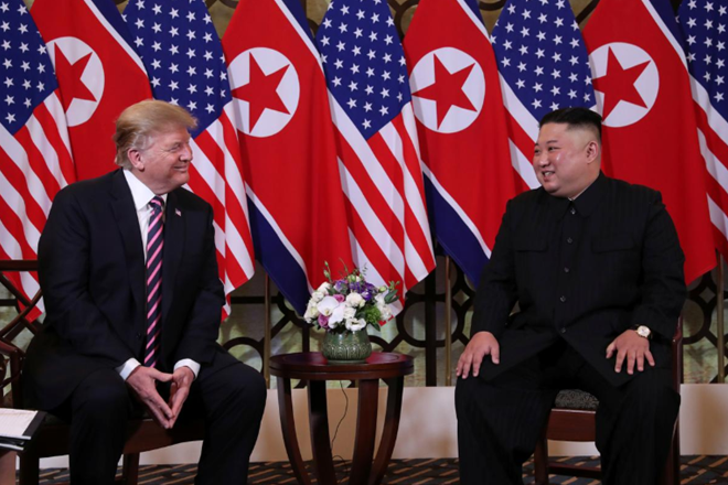 Trong lần gặp mặt đầu tiên tại Hà Nội, ông chủ Nhà Trắng khen ngợi nhà lãnh đạo Kim Jong-un là “một nhà lãnh đạo tuyệt vời” và tin tưởng vào tương lai tốt đẹp của Triều Tiên. 