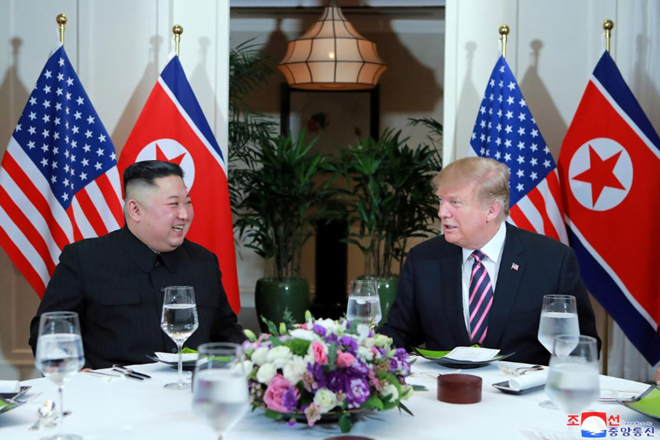 “Cuộc gặp và bữa tối tuyệt vời với lãnh đạo Triều Tiên Kim Jong-un tại Việt Nam vào tối nay. Cuộc trò chuyện rất tốt. Sẽ tiếp tục vào ngày mai!”, Tổng thống Donald Trump bình luận trên mạng xã hội Twitter tối 27-2 sau khi trở về từ cuộc gặp Chủ tịch Kim Jong-un. 