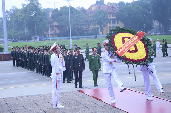 Đoàn đại biểu Bộ Công an vào viếng Lăng Chủ tịch Hồ Chí Minh