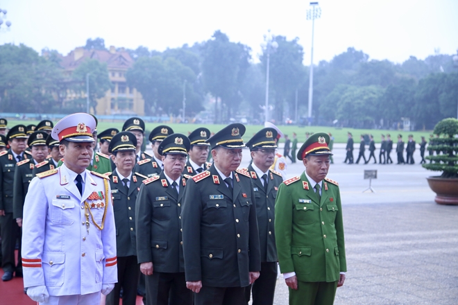 Đoàn đại biểu Bộ Công an vào viếng Lăng Chủ tịch Hồ Chí Minh - Ảnh minh hoạ 2