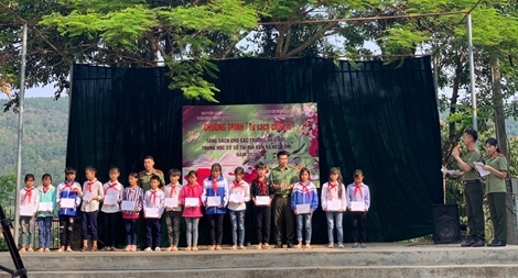Trao tủ sách, học bổng và quần áo  tặng học sinh nghèo Điện Biên