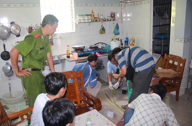Công an An Giang đang khám nghiệm trường vụ án mạng tại xã Mỹ Khánh, TP.Long Xuyên