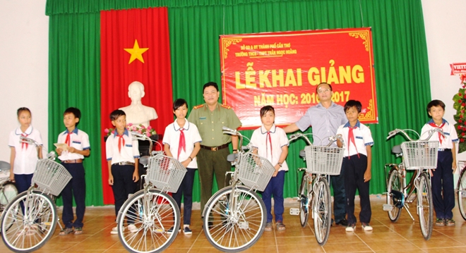 Báo CAND tặng xe đạp học sinh nghèo đầu năm học mới