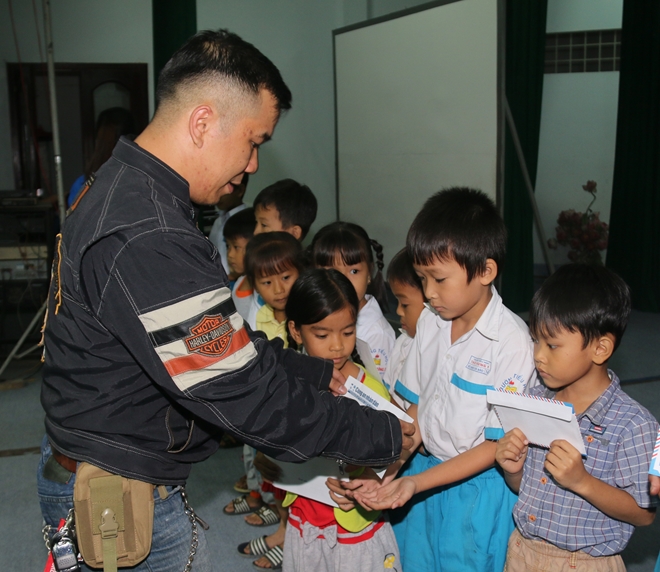 Báo CAND tặng quà học sinh nghèo đầu năm học mới - Ảnh minh hoạ 4